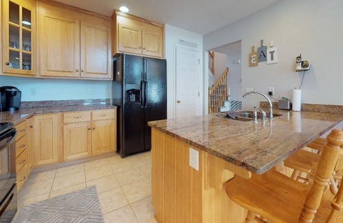 Huddleston Casa | Un verdadero "retiro familiar"! Recién amueblado de 5 habitaciones, 5 baños, casa de 3 niveles con SANDY BEACH, Tina caliente y entrada pavimentada.