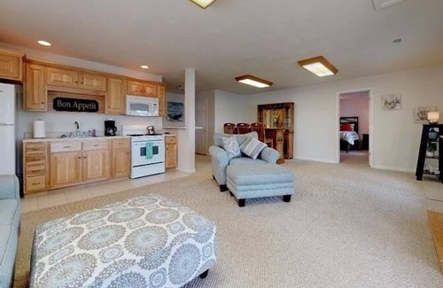 Huddleston Casa | Un verdadero "retiro familiar"! Recién amueblado de 5 habitaciones, 5 baños, casa de 3 niveles con SANDY BEACH, Tina caliente y entrada pavimentada.