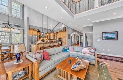 Huddleston Casa | "Retiro de la casa de los sueños" Showplace Home w / Great Dock-Sleeps 8! ¡Wi-Fi gratis! ¡Sala de juego!