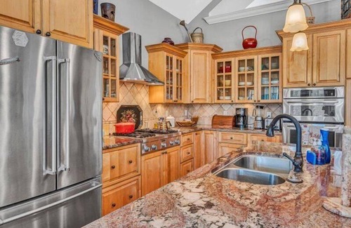 Huddleston Casa | "Retiro de la casa de los sueños" Showplace Home w / Great Dock-Sleeps 8! ¡Wi-Fi gratis! ¡Sala de juego!