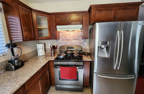 Central San Pedro Casa | 4 Bedrooms 3 Full Bath hops away from Marina & Beach.