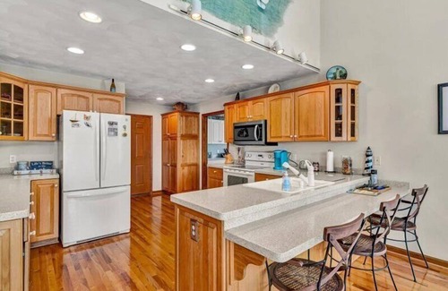 Huddleston Casa | 4 Bedrooms, 4½ Bathrooms, Sleeps 8! Come Visit 'Carter Cook Retreat'!