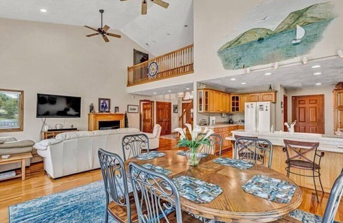 Huddleston Casa | 4 Bedrooms, 4½ Bathrooms, Sleeps 8! Come Visit 'Carter Cook Retreat'!