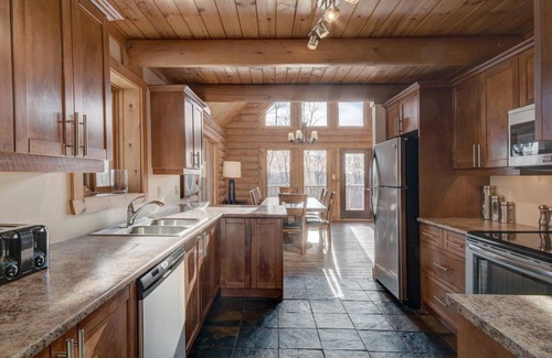 Labelle Casa | 4 Bedrooms cozy log wood Chalet at Blueberry Lake Resort Near Mont-Tremblant