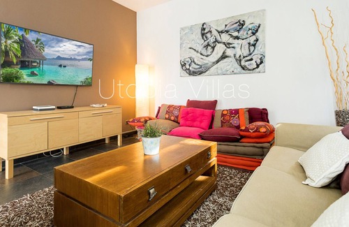 Sant Pere de Ribes Villa | Villa moderna y alegre con piscina climatizada y privada