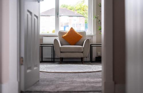 Cardonald Apartamento | 4 Bedrooms Homely House - Sleeps 6 Comfortably with 6 Double Beds,Glasgow, Free Street Parking, Business Travellers, Contractors, & Holiday-Goers, Near All Major Transport Links in Glasgow & City Centre