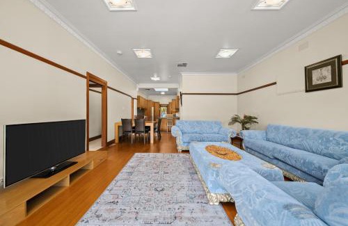 Bentleigh Casa | 4 Bedrooms House Walking to Shops and Restaurants