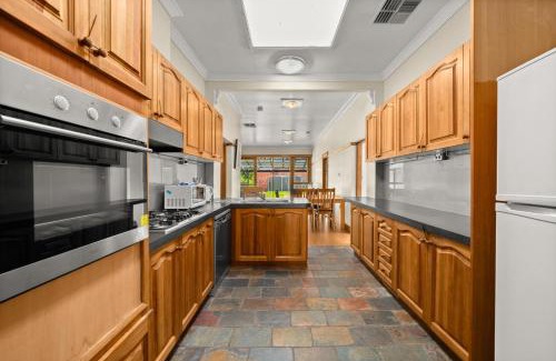 Bentleigh Casa | 4 Bedrooms House Walking to Shops and Restaurants