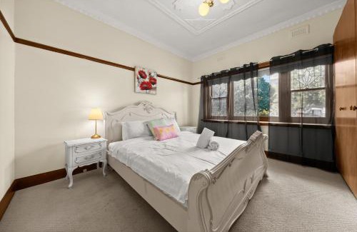 Bentleigh Casa | 4 Bedrooms House Walking to Shops and Restaurants