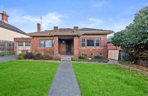 Bentleigh Casa | 4 Bedrooms House Walking to Shops and Restaurants