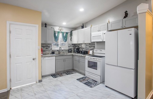 Detroit Casa | 4 Beds 2 Bath Hot Tub & Adult Play Area
