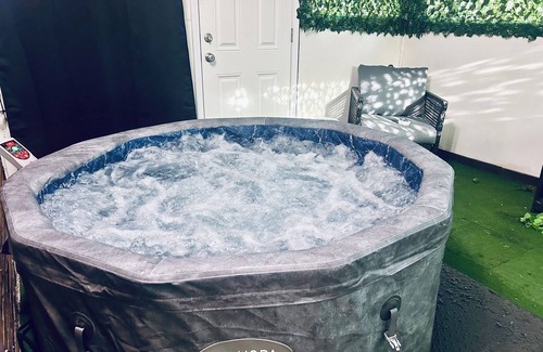 Detroit Casa | 4 Beds 2 Bath Hot Tub & Adult Play Area