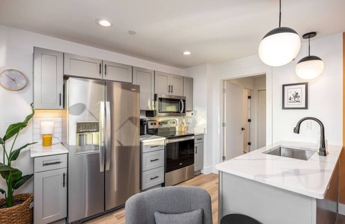 Hillsboro Village Apartamento | 4 Beds 3 Bedroom Updated Condo w/ Desks, Patio + Parking