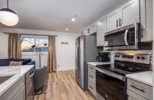Hillsboro Village Apartamento | 4 Beds 3 Bedroom Updated Condo w/ Desks, Patio + Parking