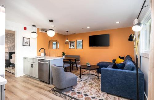 Hillsboro Village Apartamento | 4 Beds 3 Bedroom Updated Condo w Desks Patio and Parking