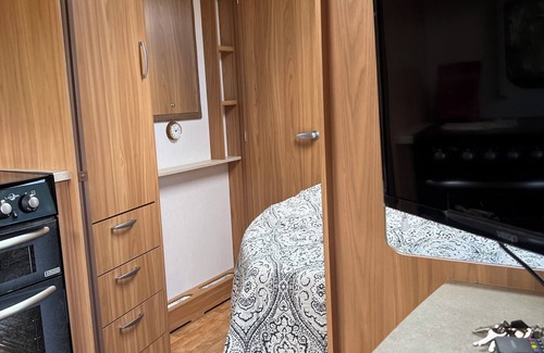 Aongatete Casa | 4 berth caravan to rent for 2 adult and 2-3 kids. 110$/ night.