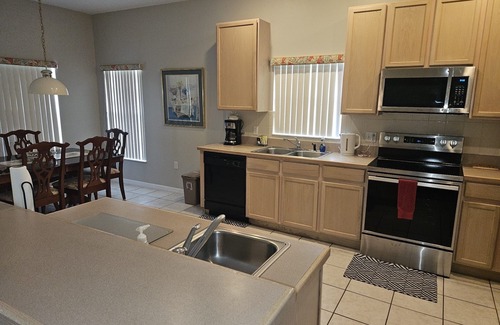 Crescent Lakes Villa | Lovely 4 BR 3 BA, piscina y spa aislados, Netflix WIFI AppleTV, comunidad cerrada