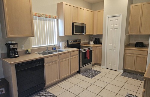 Crescent Lakes Villa | Lovely 4 BR 3 BA, piscina y spa aislados, Netflix WIFI AppleTV, comunidad cerrada