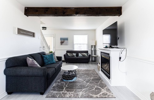 Wasaga Beach Cabaña | 4 BR Beach Cottage: Hot Tub- Firepit-Table tennis