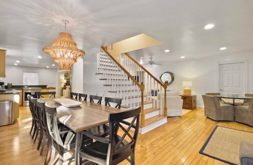 Isle of Palms Casa | 4 BR Beach House w/ Lush Backyard | Pet Friendly