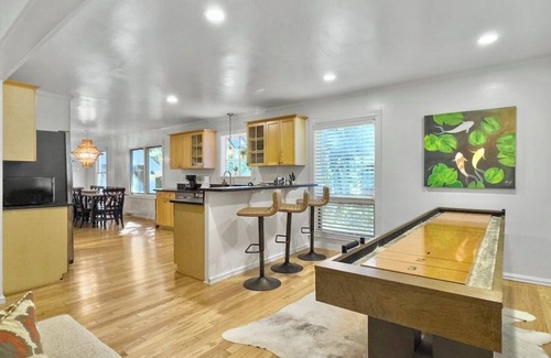 Isle of Palms Casa | 4 BR Beach House w/ Lush Backyard | Pet Friendly