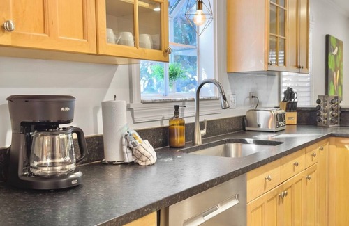 Isle of Palms Casa | 4 BR Beach House w/ Lush Backyard | Pet Friendly