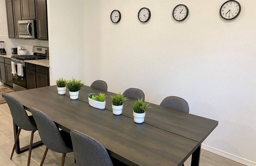 Katy Casa | 4 BR Cheerful Home Long Term Stay Equipped in Katy
