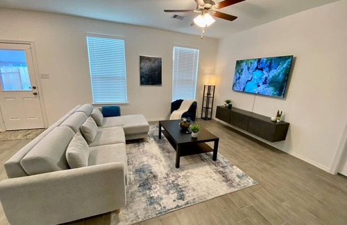 Katy Casa | 4 BR Cheerful Home Long Term Stay Equipped in Katy