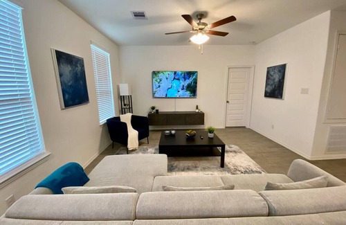 Katy Casa | 4 BR Cheerful Home Long Term Stay Equipped in Katy