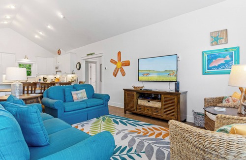 Emerald Isle Casa | 4 BR Cottage w/Pool, Hot Tub, Tiki Bar, 2 King Suites & Easy Beach Access
