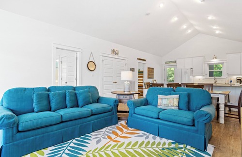 Emerald Isle Casa | 4 BR Cottage w/Pool, Hot Tub, Tiki Bar, 2 King Suites & Easy Beach Access