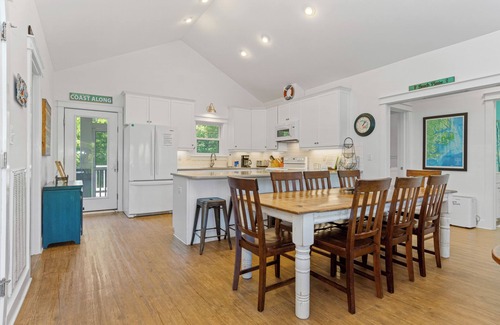 Emerald Isle Casa | 4 BR Cottage w/Pool, Hot Tub, Tiki Bar, 2 King Suites & Easy Beach Access