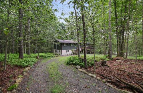 Tobyhanna Casa | 4 Br Cozy Cabin Sleeps 8 Pool Table Arcade Beach