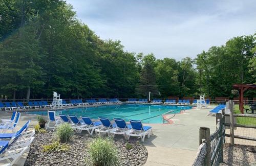 Tobyhanna Casa | 4 Br Cozy Cabin Sleeps 8 Pool Table Arcade Beach