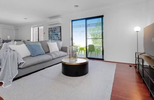 Truganina Casa | 4 BR cozy house in Truganina