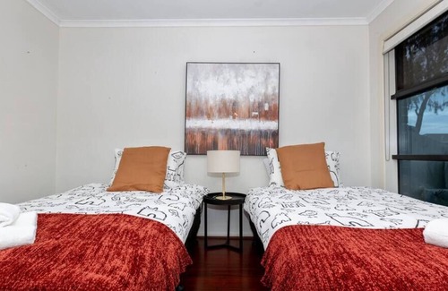 Truganina Casa | 4 BR cozy house in Truganina