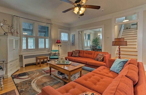 Hendersonville Casa | Casa de 4 dormitorios en Hendersonville, a 5 minutos a pie de la calle principal