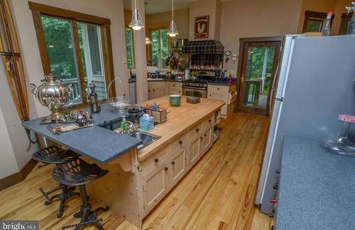 North Glade Hills Casa | 4 BR, Lake Access on 2 acres, private setting, Dogs Welcome!