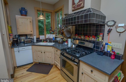 North Glade Hills Casa | 4 BR, Lake Access on 2 acres, private setting, Dogs Welcome!