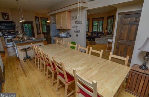 North Glade Hills Casa | 4 BR, Lake Access on 2 acres, private setting, Dogs Welcome!