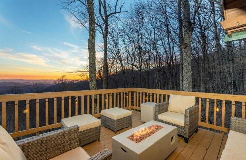 Wolf Laurel Casa | 4 Br Mountain Views Sleeps 10 Sauna Hot Tub Arcade