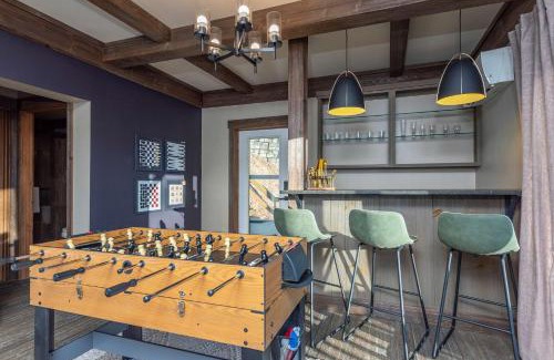 Wolf Laurel Casa | 4 Br Mountain Views Sleeps 10 Sauna Hot Tub Arcade