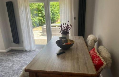 Earley Casa | 4 BRD House, with Double Parking