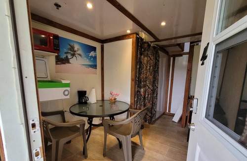 Pahoa Cabina | Cabaña # 4 en el bosque con TV, microondas y baño privado en el interior