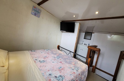 Pahoa Cabina | Cabaña # 4 en el bosque con TV, microondas y baño privado en el interior