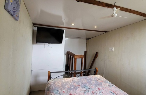 Pahoa Cabina | Cabaña # 4 en el bosque con TV, microondas y baño privado en el interior