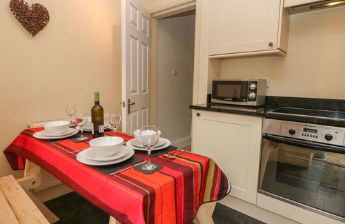 Peak District Cabaña | 4 CHERRY TREE COTTAGES, family friendly, with open fire in Bradwell