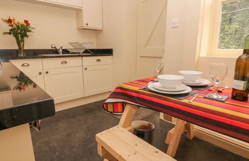 Peak District Cabaña | 4 CHERRY TREE COTTAGES, family friendly, with open fire in Bradwell