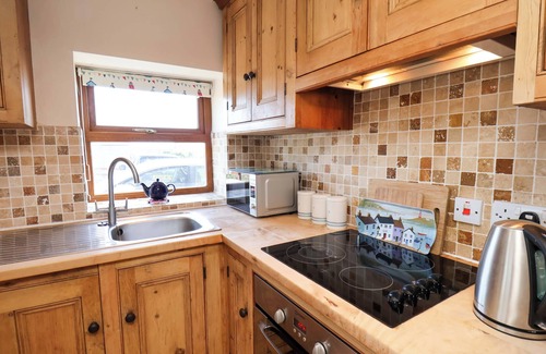 Hinderwell Cabaña | 4 CLIFF COTTAGES, pet friendly, country holiday cottage in Staithes