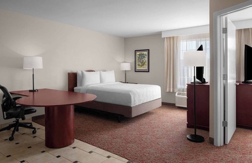 Sacramento Hotel | 4 Comfortable Suites w/ Full Kitchen & Daily Fresh Cookies in Sacramento